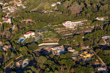 Vue aérienne de Villa de luxe - maison individuelle avec parc en terrasse, court de tennis et piscine à Montauroux dans le département Var, France