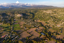 Vue aérienne de Et Montauroux à Callian dans le département Var, France