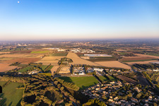 Vue aérienne de Saint-Étienne-du-Grès dans le département Bouches du Rhône, France