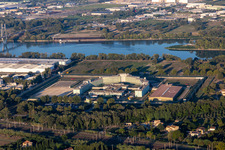 Vue aérienne de Terrain et clôture de sécurité de l'établissement pénitentiaire. Usage éditorial autorisé uniquement. à Tarascon dans le département Bouches du Rhône, France