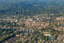 Vue aérienne de Quartier Ceinture Centre Ville in Saint-Rémy-de-Provence dans le département Bouches du Rhône, France