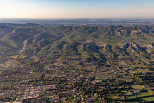 Vue aérienne de Massif des Alpilles à le quartier Les Écarts in Saint-Rémy-de-Provence dans le département Bouches du Rhône, France