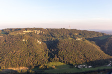 Vue aérienne de Château fort en ruine de, Belvédère et Fointaine Montfaucon à Montfaucon dans le département Doubs, France