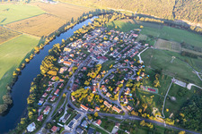 Vue aérienne de Sur les bords du Doubs à Chalezeule dans le département Doubs, France