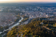 Vue aérienne de Les berges du Doubs près de Lers Chaprais à Besançon à le quartier Mouillère in Besançon dans le département Doubs, France