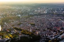 Vue aérienne de Vieille ville et centre-ville dans un méandre du Doubs à le quartier Citadelle in Besançon dans le département Doubs, France
