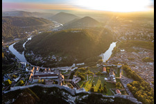 Vue aérienne de Fragments des fortifications de la citadelle au-dessus du centre-ville situés dans un méandre du Doubs à le quartier Citadelle in Besançon dans le département Doubs, France