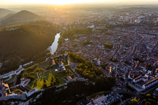 Vue aérienne de Vieille ville vue du Citadelle à le quartier Citadelle in Besançon dans le département Doubs, France