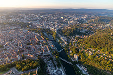 Vue aérienne de Vieille ville et centre-ville dans un méandre du Doubs à le quartier Sarrail in Besançon dans le département Doubs, France