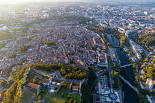 Vue aérienne de Vieille ville vue du Citadelle à le quartier Citadelle in Besançon dans le département Doubs, France