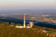 Photographie aérienne de Belvédère de Montfaucon avec pylône de transmission TéléDiffusion De TDF et relais radio ERDF à Montfaucon dans le département Doubs, France