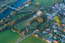 Vue aérienne de Château de Vaire à Vaire-Arcier dans le département Doubs, France