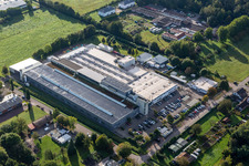 Vue aérienne de Les locaux de l'usine Webasto Mechatronics sur l'Industriestrasse à Schaidt à le quartier Schaidt in Wörth am Rhein dans le département Rhénanie-Palatinat, Allemagne