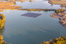 Vue aérienne de Île photovoltaïque flottante à Kiesweier à Leimersheim dans le département Rhénanie-Palatinat, Allemagne