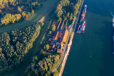 Vue aérienne de Musée de la Briqueterie Sondernheim au bord du Rhin à le quartier Sondernheim in Germersheim dans le département Rhénanie-Palatinat, Allemagne