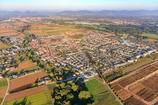 Vue aérienne de Germersheimer Straße depuis le sud-est à le quartier Offenbach in Offenbach an der Queich dans le département Rhénanie-Palatinat, Allemagne
