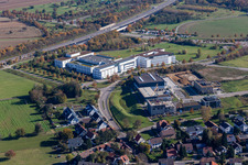 Vue aérienne de Immeuble de bureaux des locaux administratifs et commerciaux de Physik Instrumente (PI) GmbH & Co. KG sur l'A8 à le quartier Palmbach in Karlsruhe dans le département Bade-Wurtemberg, Allemagne