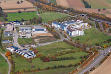 Vue aérienne de Immeuble de bureaux des locaux administratifs et commerciaux de Physik Instrumente (PI) GmbH & Co. KG sur l'A8 à le quartier Stupferich in Karlsruhe dans le département Bade-Wurtemberg, Allemagne