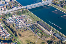 Vue aérienne de Aire de stationnement pour camions Daimler devant le barrage du Rhin à le quartier Maximiliansau in Wörth am Rhein dans le département Rhénanie-Palatinat, Allemagne
