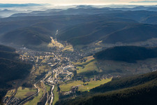 Vue aérienne de Vallée de la Murg à le quartier Hof in Baiersbronn dans le département Bade-Wurtemberg, Allemagne