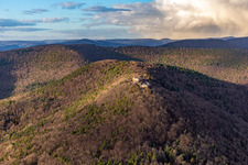 Vue d'oiseau de Madenburg à Eschbach dans le département Rhénanie-Palatinat, Allemagne