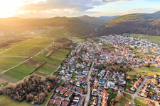 Vue aérienne de Rue de la gare à Klingenmünster dans le département Rhénanie-Palatinat, Allemagne
