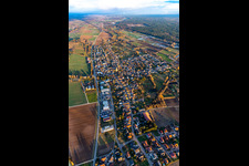 Steinfeld dans le département Rhénanie-Palatinat, Allemagne vu d'un drone