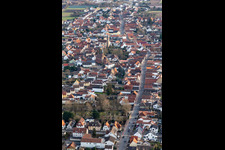 Vue aérienne de Rue principale Dannstadt à le quartier Dannstadt in Dannstadt-Schauernheim dans le département Rhénanie-Palatinat, Allemagne
