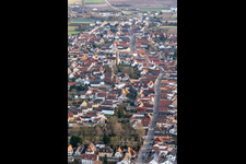 Vue aérienne de Rue principale Dannstadt à le quartier Dannstadt in Dannstadt-Schauernheim dans le département Rhénanie-Palatinat, Allemagne