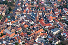 Vue aérienne de Église paroissiale Saint-Urlrich à Deidesheim dans le département Rhénanie-Palatinat, Allemagne
