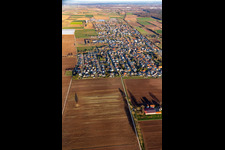 Quartier Niederlustadt in Lustadt dans le département Rhénanie-Palatinat, Allemagne du point de vue du drone