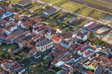 Vue aérienne de Église protestante Zeiskam à Zeiskam dans le département Rhénanie-Palatinat, Allemagne