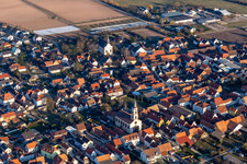 Vue aérienne de Église Saint-Barthélemy et protestante Zeiskam à Zeiskam dans le département Rhénanie-Palatinat, Allemagne