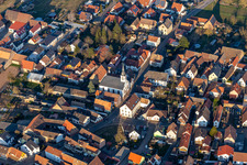 Vue aérienne de Église protestante Westheim - Paroisse Westheim-Lingenfeld à Westheim dans le département Rhénanie-Palatinat, Allemagne
