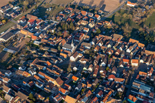 Vue aérienne de Église protestante Westheim - Paroisse Westheim-Lingenfeld à Westheim dans le département Rhénanie-Palatinat, Allemagne