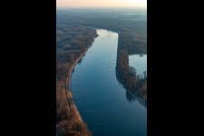 Vue aérienne de Embouchure du canal de Saalbach dans le Rhin à le quartier Rußheim in Dettenheim dans le département Bade-Wurtemberg, Allemagne