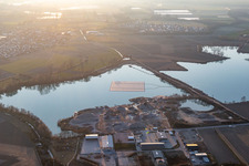 Vue aérienne de Ilôt photovoltaïque flottant sur l'étang de la carrière à Leimersheim dans le département Rhénanie-Palatinat, Allemagne