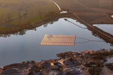 Vue aérienne de Ilôt photovoltaïque flottant sur l'étang de la carrière à Leimersheim dans le département Rhénanie-Palatinat, Allemagne