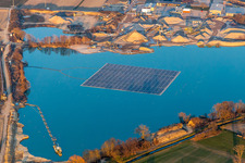 Vue oblique de Ilôt photovoltaïque flottant sur l'étang de la carrière à Leimersheim dans le département Rhénanie-Palatinat, Allemagne