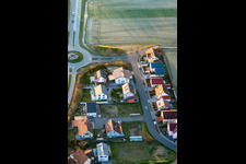 Vue aérienne de Dans l'ancien champ à le quartier Hardtwald in Neupotz dans le département Rhénanie-Palatinat, Allemagne