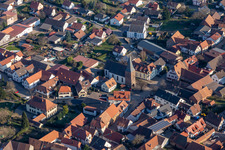 Vue aérienne de Église protestante Schweigen - Paroisse Schweigen-Rechtenbach à le quartier Schweigen in Schweigen-Rechtenbach dans le département Rhénanie-Palatinat, Allemagne