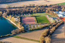 Vue aérienne de Terrain de football à le quartier Neuburg in Neuburg am Rhein dans le département Rhénanie-Palatinat, Allemagne