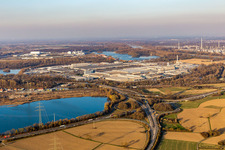 Vue aérienne de Camions Mercedes-Benz à le quartier Maximiliansau in Wörth am Rhein dans le département Rhénanie-Palatinat, Allemagne
