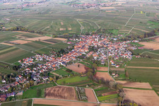 Göcklingen dans le département Rhénanie-Palatinat, Allemagne depuis l'avion
