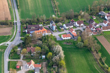 Vue aérienne de Rue principale à Vollmersweiler dans le département Rhénanie-Palatinat, Allemagne