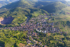 Vue d'oiseau de Albersweiler dans le département Rhénanie-Palatinat, Allemagne