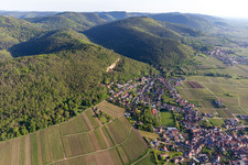 Frankweiler dans le département Rhénanie-Palatinat, Allemagne vu d'un drone