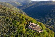 Vue aérienne de Ruines du château de Rietburg à le quartier Rhodt in Rhodt unter Rietburg dans le département Rhénanie-Palatinat, Allemagne