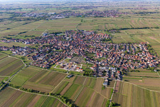 Maikammer dans le département Rhénanie-Palatinat, Allemagne vu d'un drone