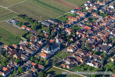 Vue aérienne de Bureau paroissial catholique de Saint-Pierre et Paul à Edesheim dans le département Rhénanie-Palatinat, Allemagne